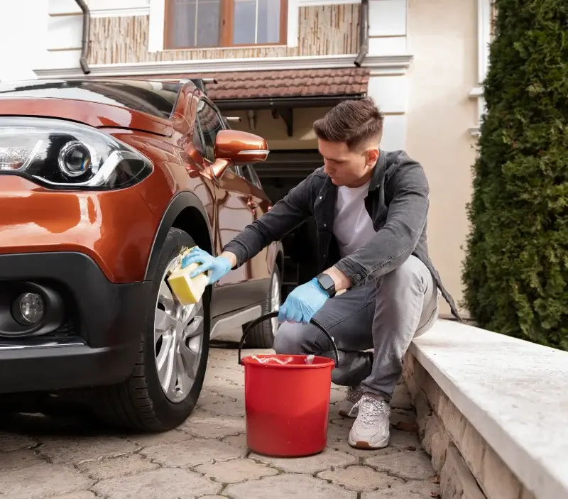 Lavage auto à domicile Saint-Lieux-lès-Lavaur : professionnel intervenant sur un véhicule